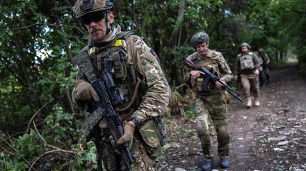 Ukrainische Soldaten des Khartia-Bataillons patrouillieren an der Frontlinie im Nordosten der Ukraine. 