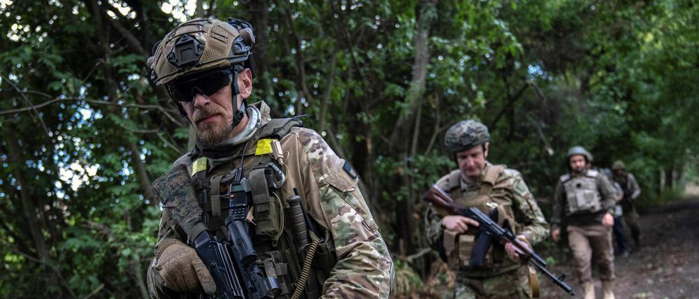 Ukrainische Soldaten des Khartia-Bataillons patrouillieren an der Frontlinie im Nordosten der Ukraine.