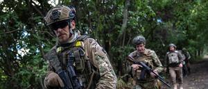 Ukrainische Soldaten des Khartia-Bataillons patrouillieren an der Frontlinie im Nordosten der Ukraine. 