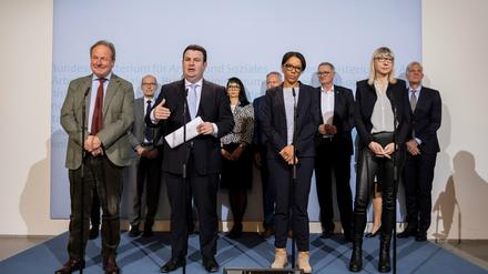 Arbeitsminister Hubertus Heil stellte Anfang 2020 die Mitglieder des Rates der Arbeitswelt vor. Frank Bsirske (li.), sitzt inzwischen für die Grünen im Bundestag, und die ehemalige Siemens-Vorstandsfrau Janina Kugel (re. neben Heil) hatte nach einem Jahr keine Lust mehr auf die Arbeit. 