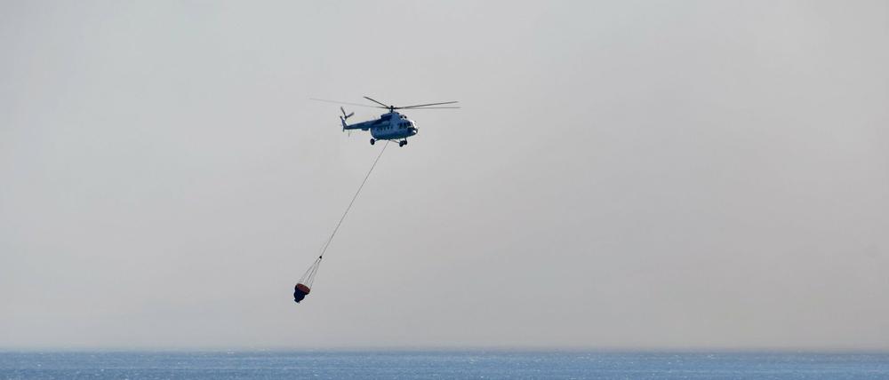 13.07.2022, Griechenland, Samos: Ein Hubschrauber nimmt an einer Such- und Rettungsaktion in der Nähe der östlichen Ägäisinsel Samos teil, nachdem ein Hubschrauber ins Meer abgestürzt ist.