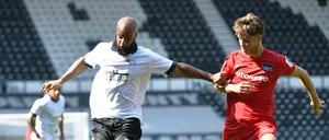 Linus Gechter (r.) unterlag mit Hertha BSC überraschend Derby County mit 0:1.