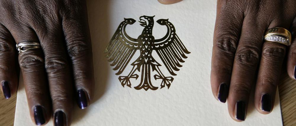 Selbst wer alle Anforderungen übererfüllt, muss oft jahrelang auf die Einbürgerungsurkunde warten.