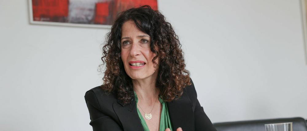 Berliner Senatorin für Umwelt, Mobilität, Verbraucher- und Klimaschutz, spricht bei einem dpa-Interview in ihrem Büro. 