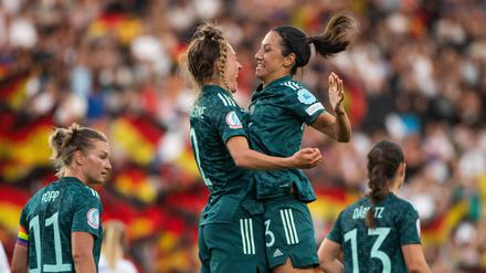Sophia Kleinherne (l.) und Sara Doorsoun jubeln über das 1:0 gegen Finnland.