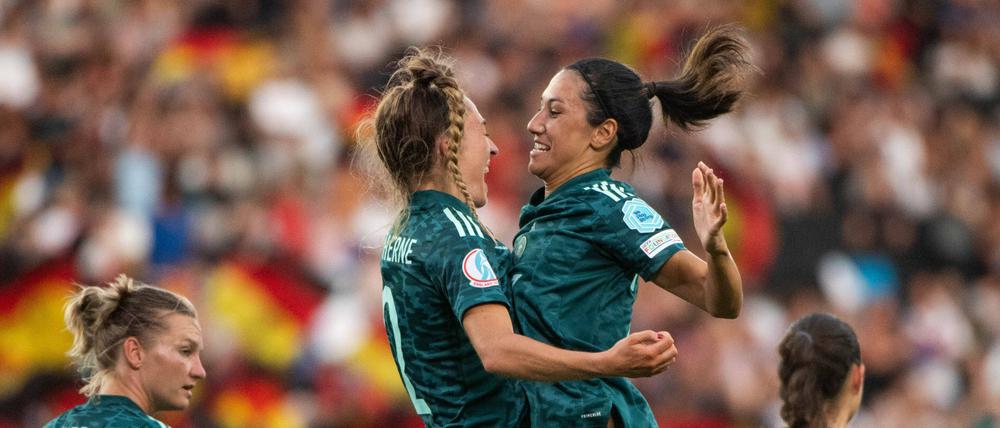 Sophia Kleinherne (l.) und Sara Doorsoun jubeln über das 1:0 gegen Finnland.