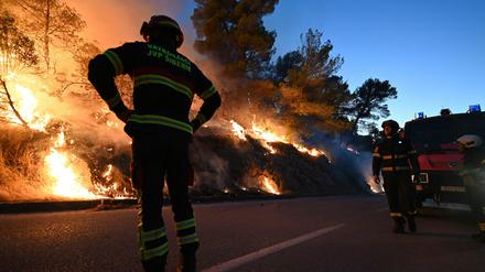 Kroatische Feuerwehrleute beobachten einen Waldbrand in der Nähe von Zaton.