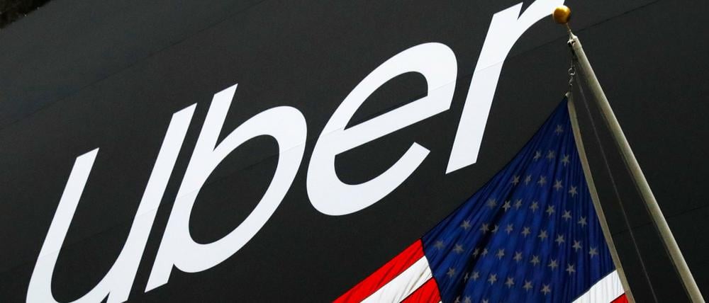 Das Banner von Uber an der Fassade der New York Stock Exchange.