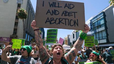 Abtreibungsrechtsaktivisten demonstrieren am 9. Juli 2022 in Los Angeles.