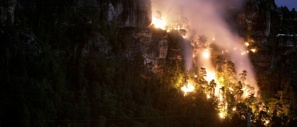Nächtliches Feuer im Nationalpark Sächsische Schweiz nahe der berühmten Bastei. 