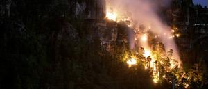 Nächtliches Feuer im Nationalpark Sächsische Schweiz nahe der berühmten Bastei. 