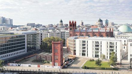 Die gemauerte Nord-Ost-Ecke der Musterfassade in Mitte steht hier im Vordergrund. Doch ihre Bezüge zur neu zu errichtenden Schinkelschen Bauakademie sind noch zu definieren. Vielleicht wird die Rekonstruktion der historischen Gebäudeecke wieder abgerissen. 