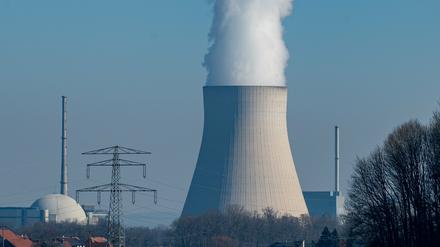 Wasserdampf steigt aus dem Kühlturm vom AKW Isar 2. Die Folgen des Ukraine-Kriegs heizen die Debatte über mögliche Laufzeitverlängerungen der deutschen Atommeiler immer wieder an.