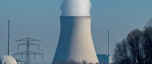 Wasserdampf steigt aus dem Kühlturm vom AKW Isar 2. Die Folgen des Ukraine-Kriegs heizen die Debatte über mögliche Laufzeitverlängerungen der deutschen Atommeiler immer wieder an.