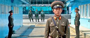 Süd trifft Nord. Wachen an der Demarkationslinie von Panmumjeon.
