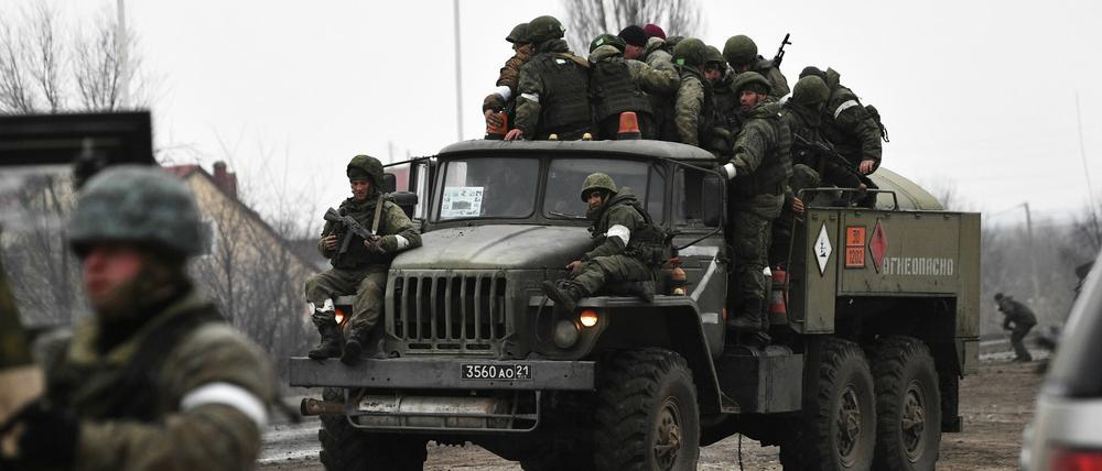 Russische Soldaten im Norden der Krim auf einem Militärlastwagen. Die Verluste der Armee sind hoch.