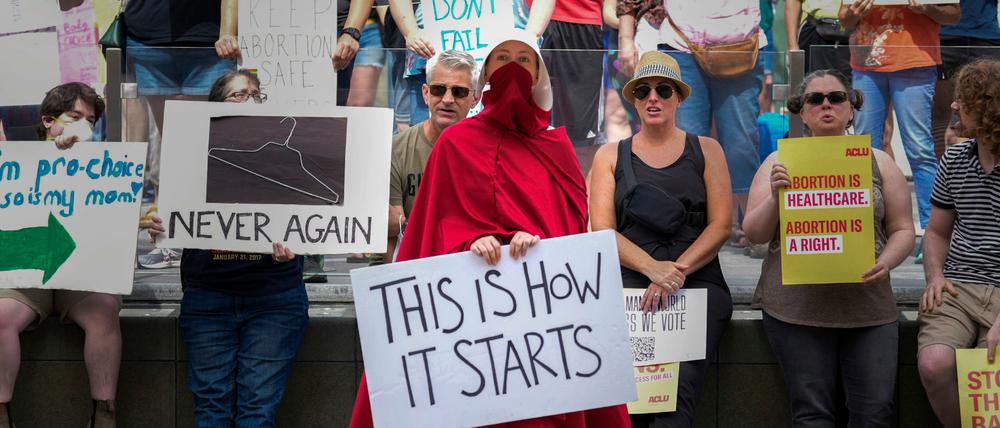 Abtreibungsrechtsaktivisten versammeln sich nach der Entscheidung des Obersten Gerichtshofs, das Urteil Roe v. Wade aufzuheben, am 25. Juni 2022 in Indianapolis vor dem Staatshaus von Indiana. 
