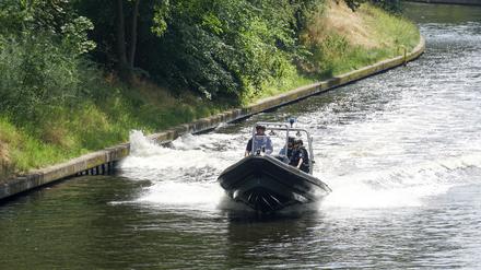 Ein Polizeiboot auf dem Landwehrkanal.