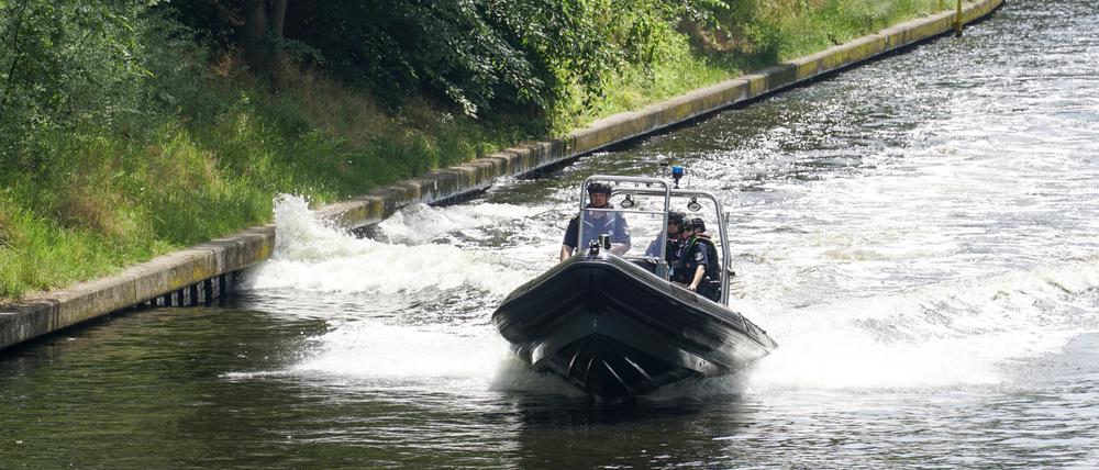 Ein Polizeiboot auf dem Landwehrkanal.