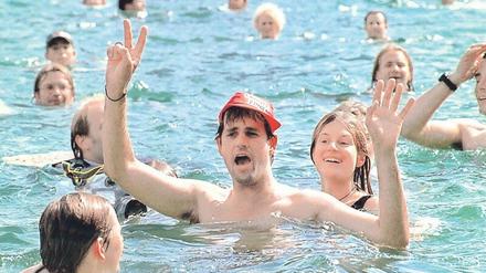 1998: Christoph Schlingensief und seine Fans wollen den Wolfgangsee Richtung Helmut Kohl zum Überlaufen bringen. 