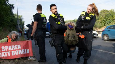 Die Gruppe "Letzte Generation" hat am Freitag eine Ausfahrt in Schöneberg blockiert. Die Polizei trug Demonstranten von der Fahrbahn.