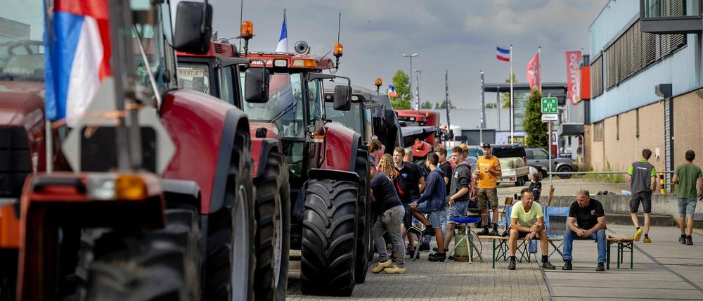 Bauern blockieren den Eingang eines Supermarkts in den Niederlanden. Sie befürchten, dass zahlreiche Vieh-Betriebe schließen müssen.