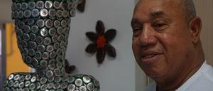 Mll zu Kunst. Erwin Sprot macht aus Dosenverschlüssen Armbänder und aus Kronkorken von Bierflaschen Skulpturen.