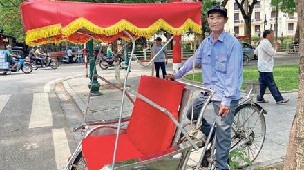 Warten auf Kundschaft. Tran Viet Dac mit seinem besonderen Rad in Hanoi. 