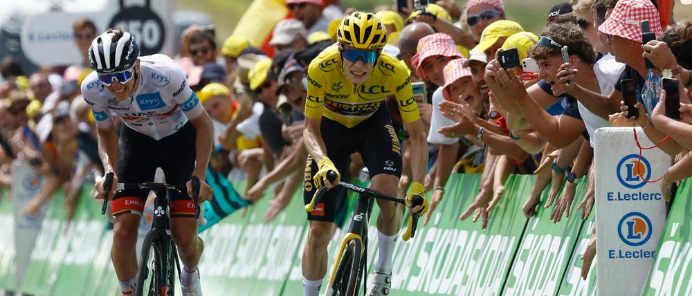 Tadej Pogacar (li.) gewinnt die Etappe vor Jonas Vingegaard.