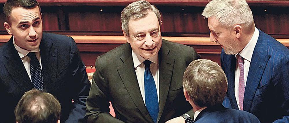 Erste Runde. Mario Draghi im Gespräch mit Senatoren. Foto: Andreas Solaro/AFP