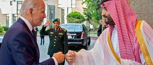 Mit Faustgruß begrüßten sich US-Präsident Joe Biden (l.) und der saudische Kronprinz Mohammed bin Salman in Dschidda.