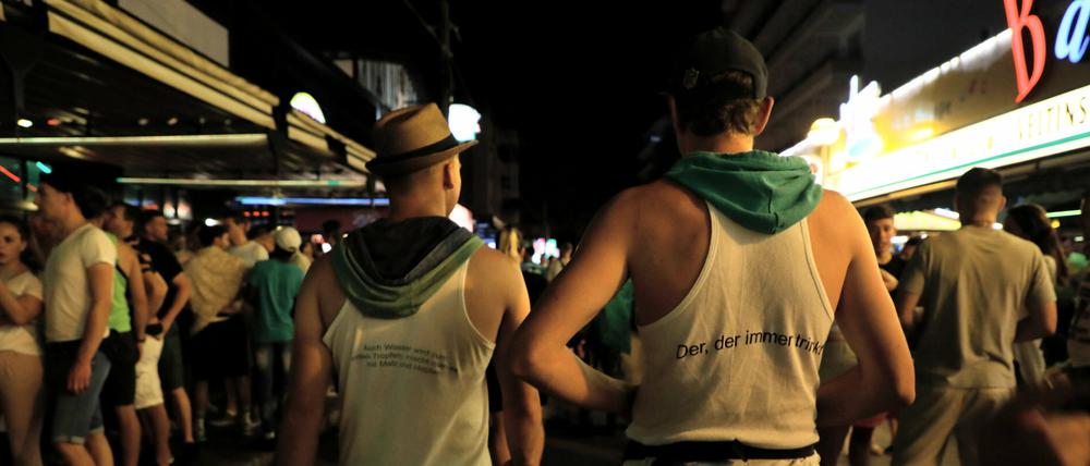 Vorwiegend junge Leute gehen am Abend durch die Schinkenstraße im Party-Viertel Ballermann auf Mallorca.