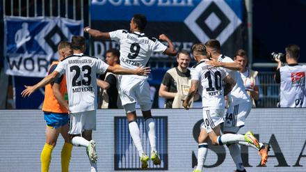 Hamburgs Robert Glatzel (M.) jubelt nach seinem Treffer zum 0:1.