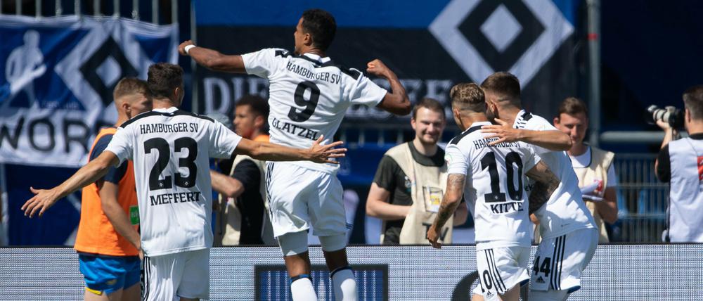 Hamburgs Robert Glatzel (M.) jubelt nach seinem Treffer zum 0:1.
