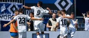 Hamburgs Robert Glatzel (M.) jubelt nach seinem Treffer zum 0:1.