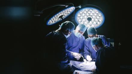 In einigen Kliniken sind OP-Utensilien knapp. Das hat mit der Abhängigkeit von Produzenten in China zu tun.