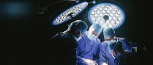 In einigen Kliniken sind OP-Utensilien knapp. Das hat mit der Abhängigkeit von Produzenten in China zu tun.