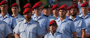 Rekrut:innen der Bundeswehr kommen im Rahmen des Gedenkens an den 20. Juli 1944 zum feierlichen Gelöbnis auf den Paradeplatz im Bendlerblock.