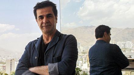 Jafar Panahi, hier auf einem Foto von 2010, auf dem Balkon in seiner Heimatstadt Teheran. 