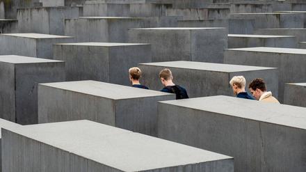 Das Stelenfeld des Holocaust-Mahnmals wird jedes Jahr von vielen Berlin-Besuchern begangen.