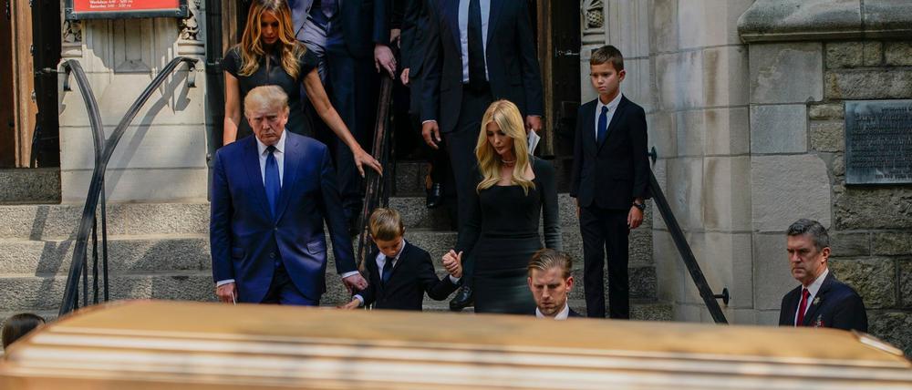 Donald Trump und seine Familie hinter dem Sarg von Ivana Trump