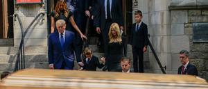 Donald Trump und seine Familie hinter dem Sarg von Ivana Trump