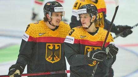 Leon Gawanke (l.) und Lukas Reichel sind Nationalmannschaftskollegen und spielen in Nordamerika.