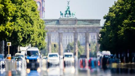 Alles flimmert: die Straße des 17. Juni vor dem Brandenburger am Mittwoch.