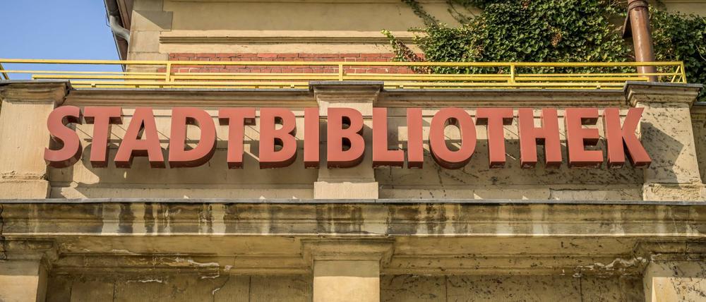 Ein bisschen nervös ist Renate Bergmann schon: In der Stadtbibliothek findet ihre erste Spandauer Lesung statt.