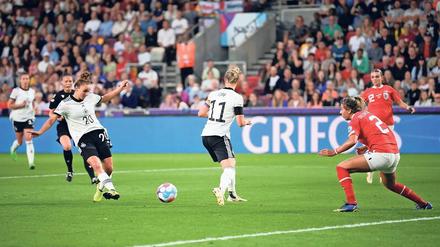 Perfekter Abschluss. Lina Magull macht in dieser Szene das 1:0. Nach Vorarbeit von Klara Bühl von links und viel Auge von Alexandra Popp für die besser postierte Mitspielerin schlägt es anschließend rechts unten ein. 