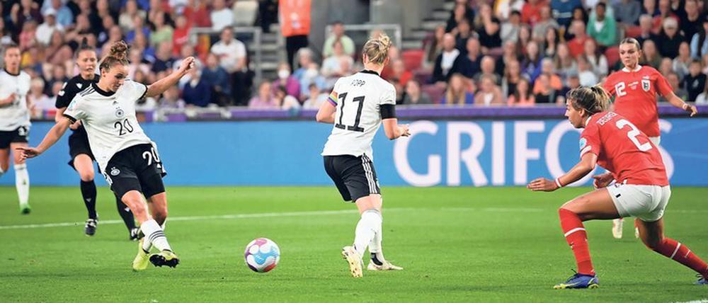 Perfekter Abschluss. Lina Magull macht in dieser Szene das 1:0. Nach Vorarbeit von Klara Bühl von links und viel Auge von Alexandra Popp für die besser postierte Mitspielerin schlägt es anschließend rechts unten ein. 