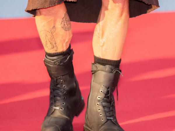 Untenrum frei: Nicht nur der Rock, auch Beine und Stiefel (bei 30 Grad) von Brad Pitt erregten Aufsehen.