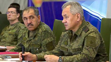 Dieses vom Pressedienst des russischen Verteidigungsministeriums veröffentlichte Foto zeigt Sergej Schoigu (r), Verteidigungsminister von Russland, und Yunus-Bek Jewkurow (M), stellvertretender Verteidigungsminister von Russland, bei einer Besprechung. 