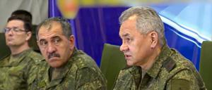 Dieses vom Pressedienst des russischen Verteidigungsministeriums veröffentlichte Foto zeigt Sergej Schoigu (r), Verteidigungsminister von Russland, und Yunus-Bek Jewkurow (M), stellvertretender Verteidigungsminister von Russland, bei einer Besprechung. 
